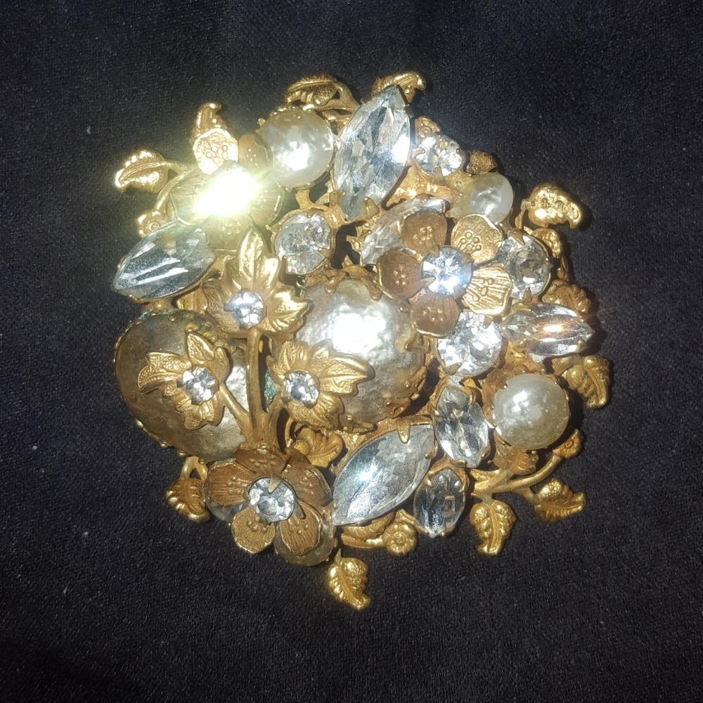 VINTAGE CRYSTAL & PEARL BROOCH